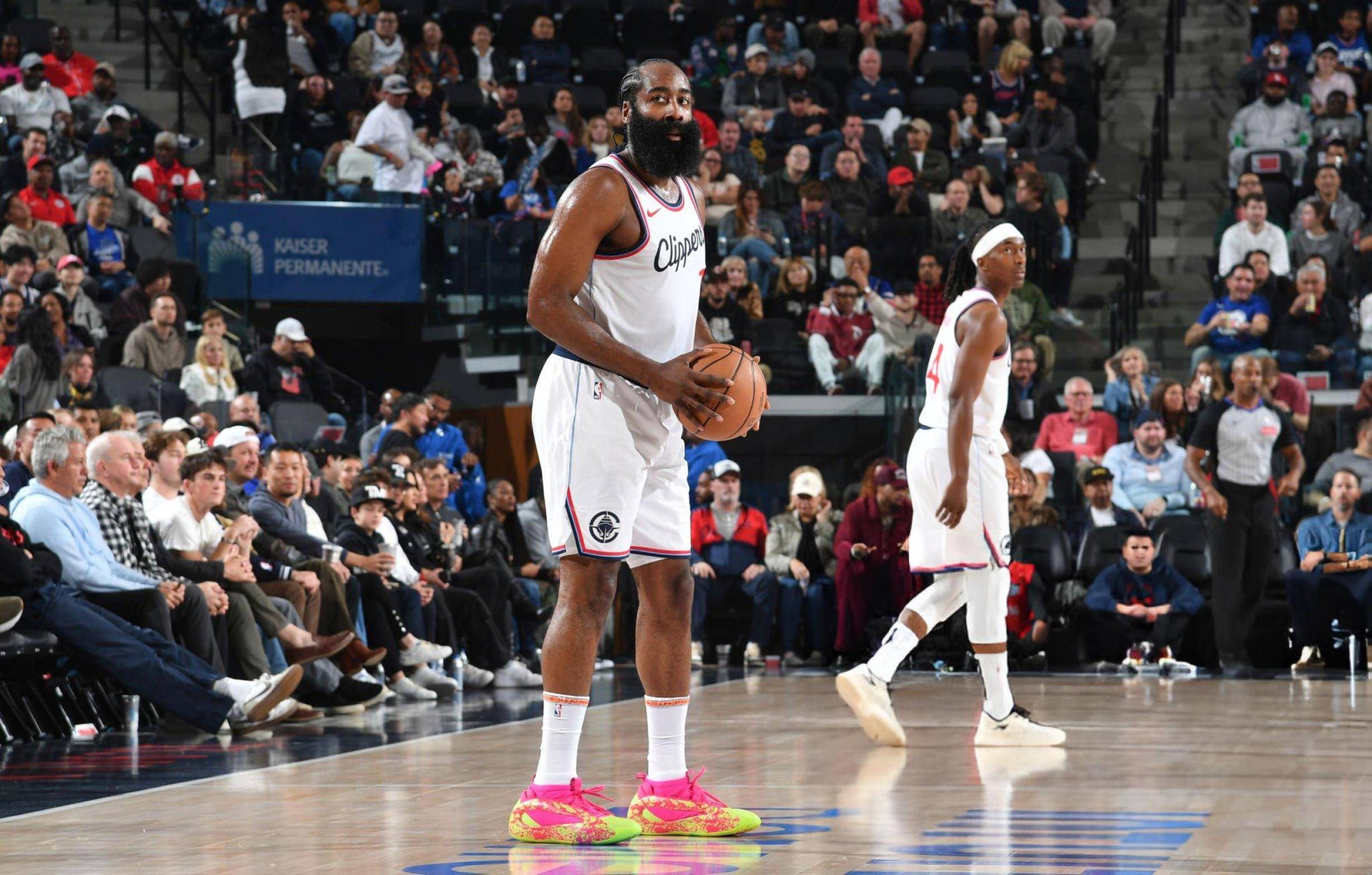 火箭惨遭逆转失利，哈登痛失得分王宝座的简单介绍