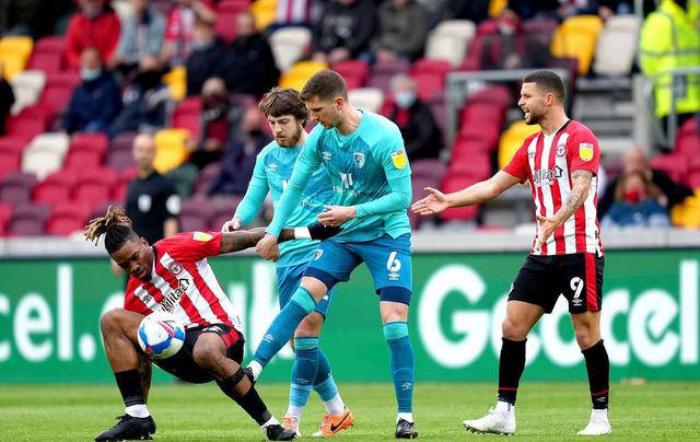 包含谢菲联主场大胜沃特福德，保持胜利的词条