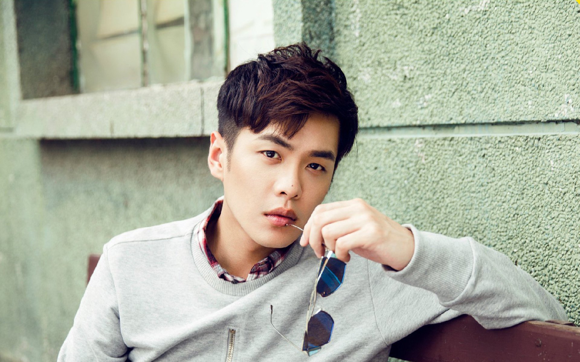 开云体育官网-悬丝上的巨人